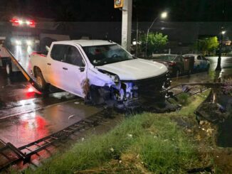 Aparatoso choque entre camioneta y sedán en el centro de la ciudad
