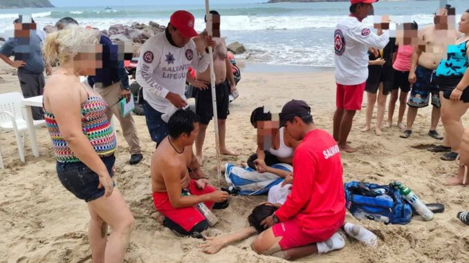 Rescatan a 13 juarenses en dos playas de Mazatlán
