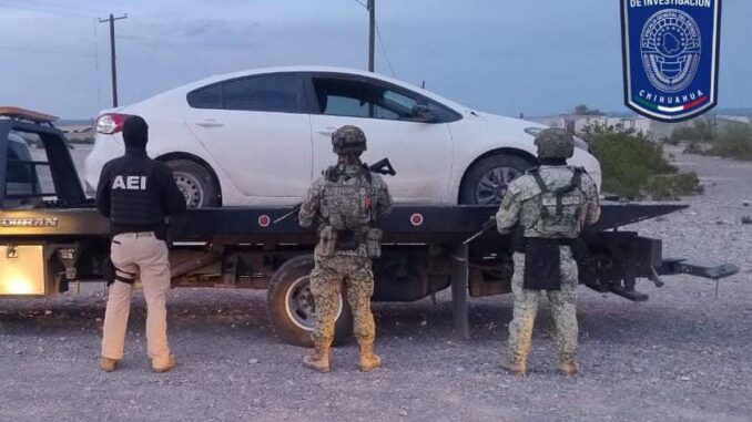 Asegura AEI dos vehículos con impactos de arma de fuego abandonados en camino de Ojinaga