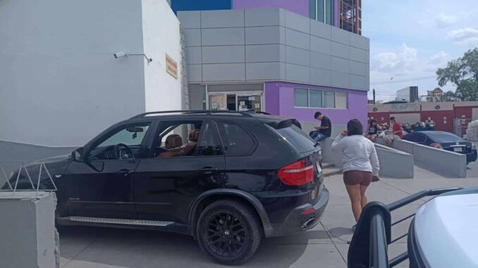 Ayudan policías a mujer en labor de parto, le abren paso hasta el hospital