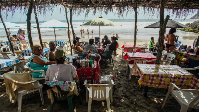 Los hoteleros de Acapulco van por reactivar el turismo tras los huracanes