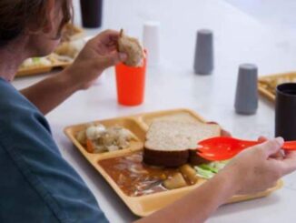 Migrantes detenidos por ICE se quejan de hambre y comida en mal estado