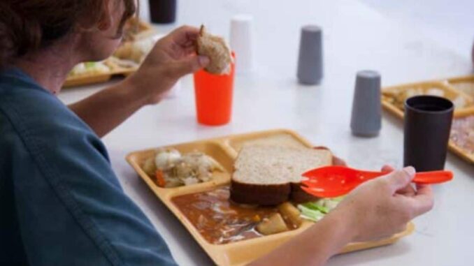 Migrantes detenidos por ICE se quejan de hambre y comida en mal estado