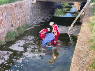 Hombre cae a arroyo desde cuatro metros de altura en estado inconveniente