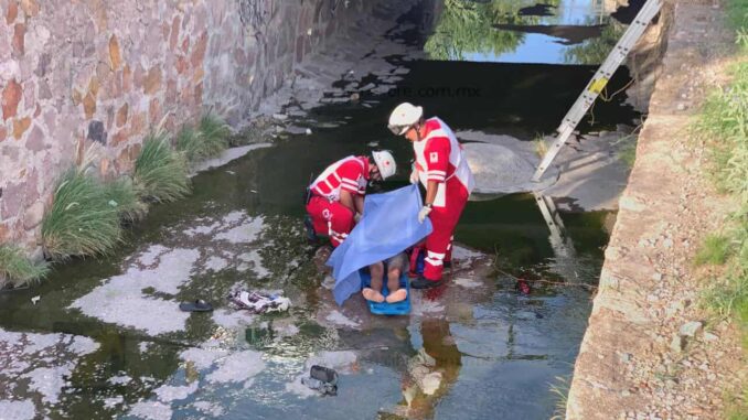 Hombre cae a arroyo desde cuatro metros de altura en estado inconveniente