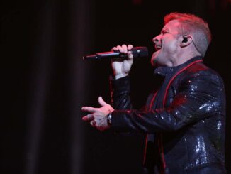 Miembro de Backstreet Boys demanda a policía por no evitar que turistas entren a su playa