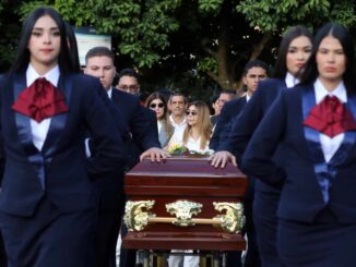 Despiden al cantante B King, asesinado en México, en un funeral con globos y palomas blancas