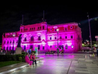 Ilumina Municipio de rosa la Plaza de Armas por la lucha contra el cáncer de mama