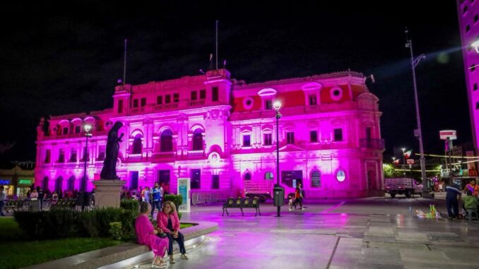 Ilumina Municipio de rosa la Plaza de Armas por la lucha contra el cáncer de mama