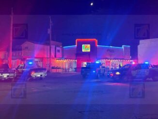 Hombre armado con cuchillos causa pánico en local de hamburguesas