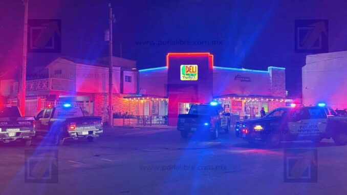 Hombre armado con cuchillos causa pánico en local de hamburguesas