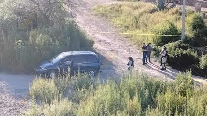 Balacera en colonia La Hacienda deja vehículo con daños por disparos