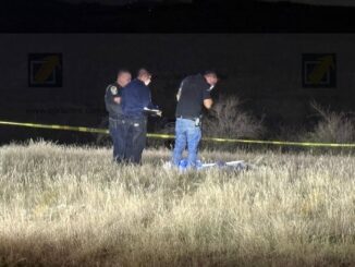 Hallan a hombre ejecutado y envuelto en lona azul en ejido El Fresno