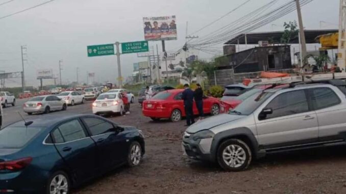 Al menos 20 autos dañados por baches en la autopista México Querétaro