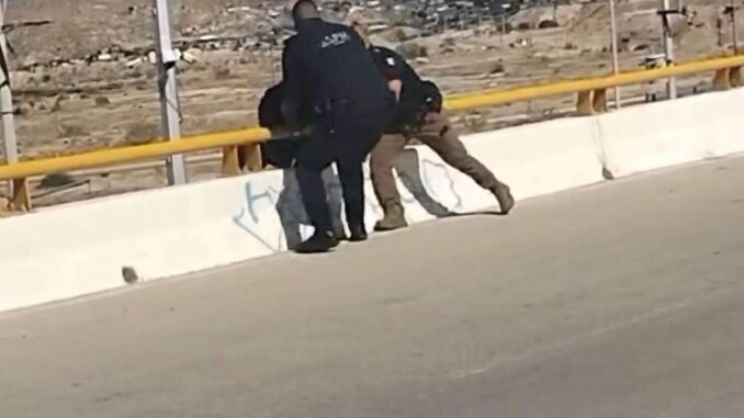 Intenta mujer arrojarse de puente en el Camino Real; la rescatan