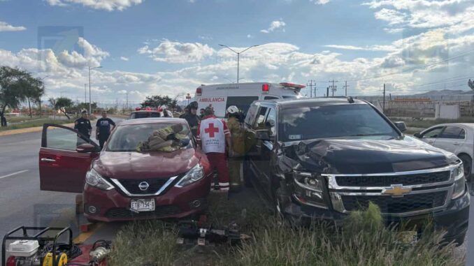 Fuerte choque deja a conductora atrapada en la carretera Aldama