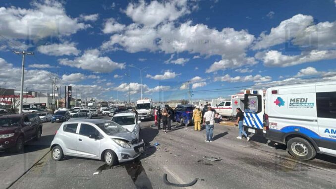 Camioneta pierde el control en el Juventud y provoca fuerte choque múltiple