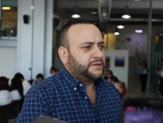 «Terribles deficiencias de la falsa Dinamarca»; Arturo Medina condena muerte de mujer al exterior del IMSS en Parral por falta de atención