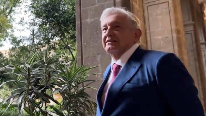 AMLO se hace presente en la FIL Zócalo