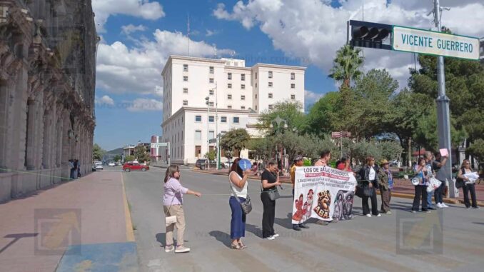 Reclaman parcialidad de la CEDH tras recomendación a favor de César Duarte; bloquean avenidas 