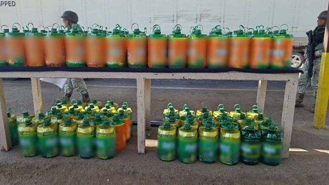 Decomisan mil 67 litros de metanfetamina oculta en bidones de limpiador en Sonora