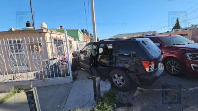 Omite alto y provoca carambola con dos vehículos en colonia Rosario