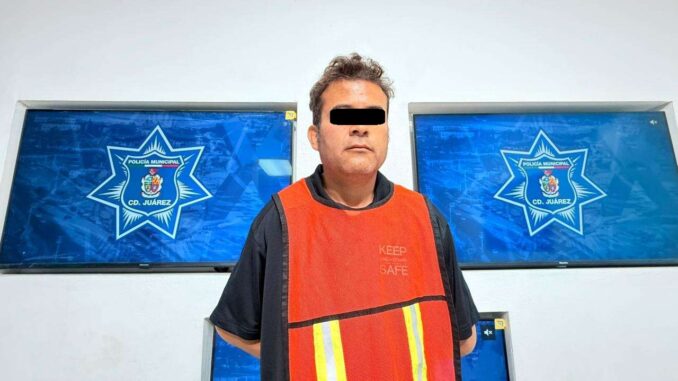 Golpea y amenaza con una pistola a su esposa