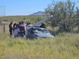 Conductor derriba poste tras perder una llanta en carretera Chihuahua a Delicias