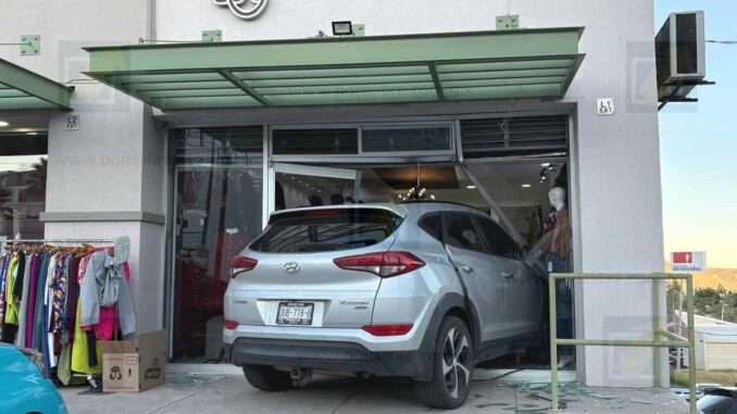 Camioneta se estrella contra boutique en Lomas Universidad; dos lesionadas