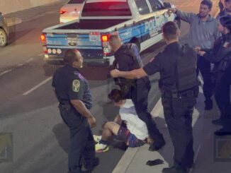 Detienen a joven vendedor de miel en estacionamiento de Costco; se tornó intransigente