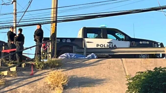 Muere hombre en parada de camión tras sufrir aparente infarto fulminante