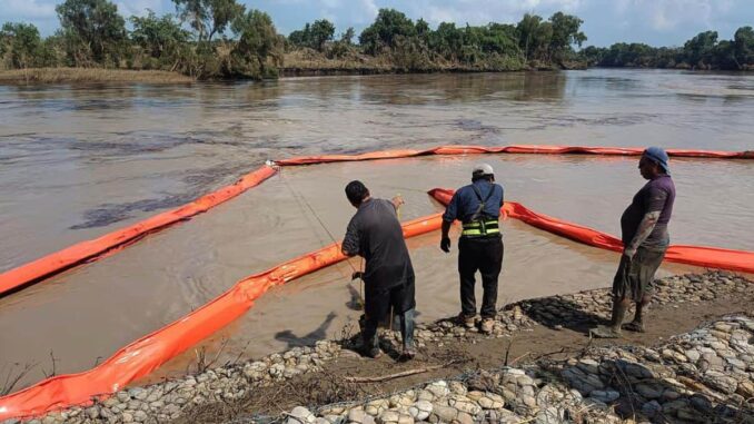 Derrame de hidrocarburo afecta el río Tuxpan
