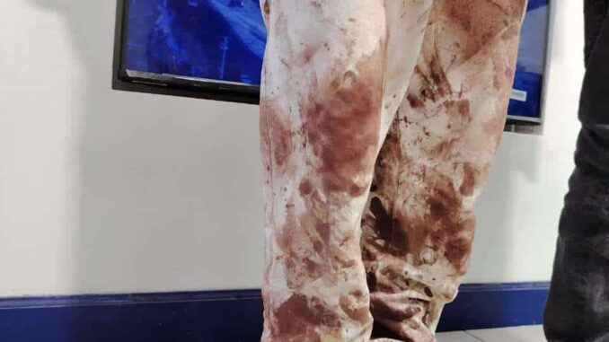 Presentan ante juez a hermanos de 14 y 17 años que mataron ayer a su vecino