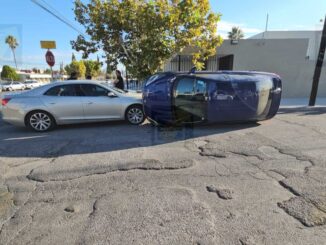Choque con volcadura en en cruce de la avenida Deza y Ulloa en San Felipe Viejo