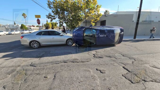 Choque con volcadura en en cruce de la avenida Deza y Ulloa en San Felipe Viejo