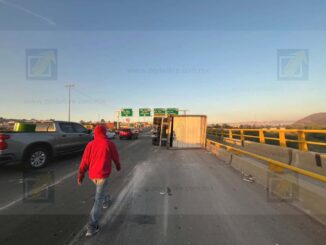 Tráiler con 26 toneladas de carne vuelca en carretera Aldama a Chihuahua