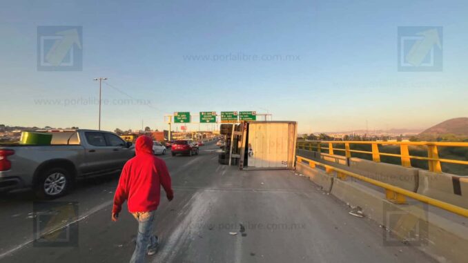 Tráiler con 26 toneladas de carne vuelca en carretera Aldama a Chihuahua