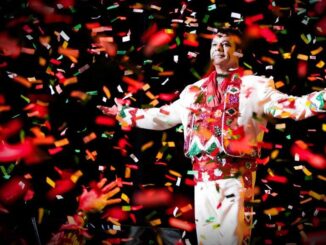 Netflix lanza serie acerca de Juan Gabriel con imágenes que grabó durante cuarenta años