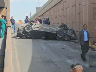 Fuerte accidente deja un hombre atrapado tras choque y caída de puente en el Juventud