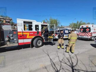 Choque en avenida Dostoyevski deja a adulto mayor atrapado