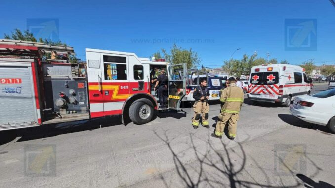 Choque en avenida Dostoyevski deja a adulto mayor atrapado