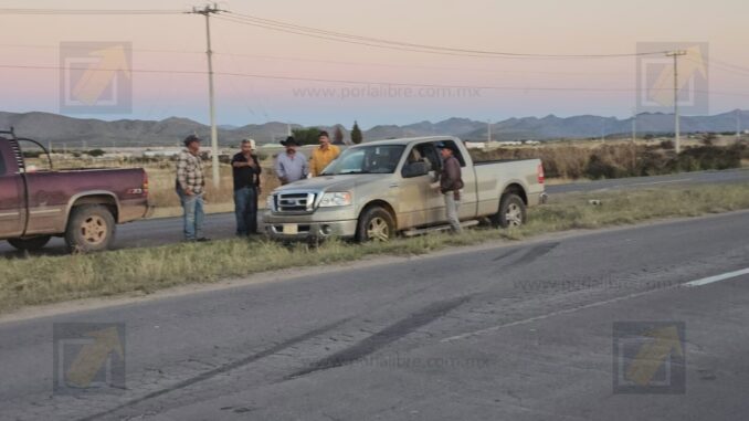 Volcadura de pickup en la carretera Chihuahua–Juárez; estalla una llanta 