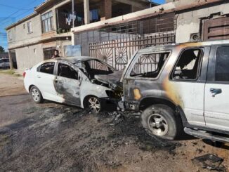 Quedan dos vehículos consumidos por las llamas en la colonia 3 de Mayo