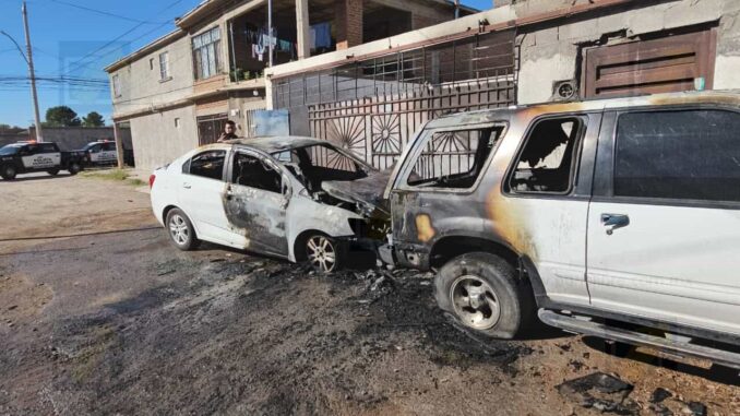 Quedan dos vehículos consumidos por las llamas en la colonia 3 de Mayo