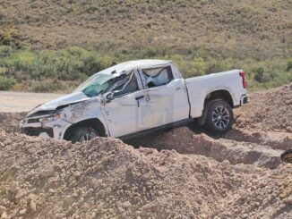 Joven pierde el control de su camioneta y vuelca cerca de la presa El Rejón