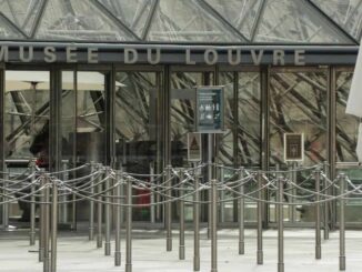 Uno de los detenidos no fue consciente de la gravedad del robo al Louvre, dice abogada