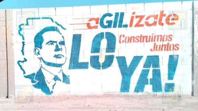 Bardas con la imagen de Gilberto Loya Chávez aparecen en Ciudad Juárez