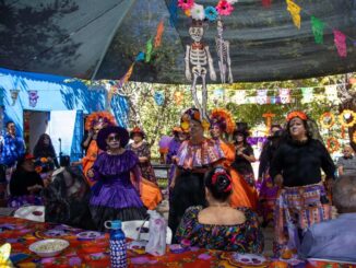 Presentan integrantes de las Casas de los Abuelos exhibición de altares de muertos