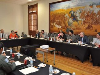 Revisan camiones madereros para combatir la extracción ilegal de madera de la sierra