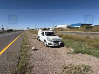 Conductor resulta con lesiones leves tras volcadura en la carretera a Delicias